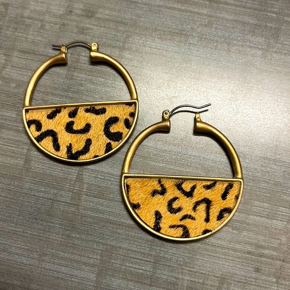 Beige and black tiger style earrings
